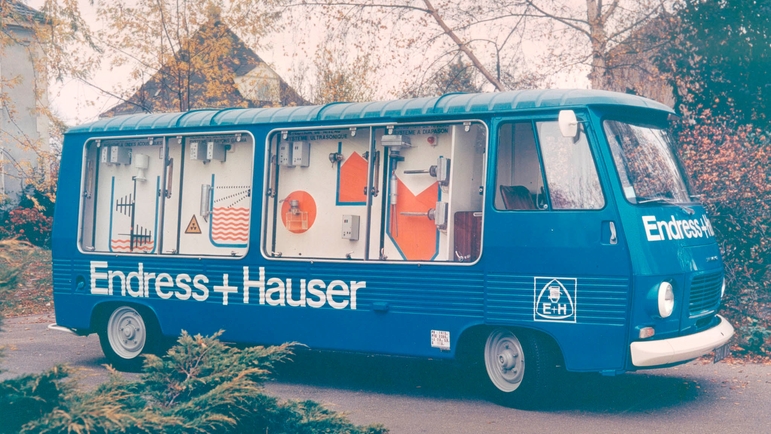1960 : Exposition sur roues : un minibus apporte la gamme de produits au client.