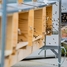 Les petites abeilles sont soignées par un employé formé comme apiculteur